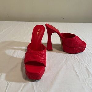 New ALDO Red Platform Sandal Women's 9 Emroidered